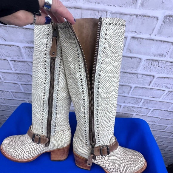 🦅NEW |•FREEBIRD BY STEVEN•| Carson White Snake Knee High Boots Size 8 - Picture 11 of 16